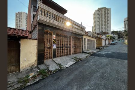 Casa para alugar com 216m², 4 quartos e 2 vagas Casa para alugar com 216m², 4 quartos e 2 vagasFachada