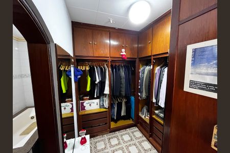 Casa para alugar com 216m², 4 quartos e 2 vagas Casa para alugar com 216m², 4 quartos e 2 vagasCloset da suíte 2