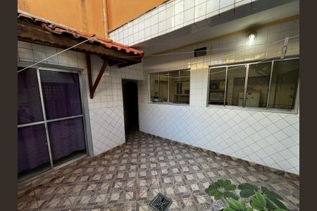 Casa para alugar com 216m², 4 quartos e 2 vagas Casa para alugar com 216m², 4 quartos e 2 vagasQuintal