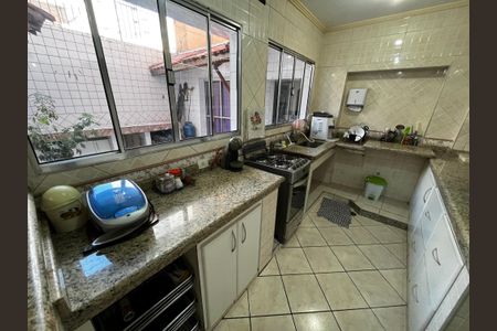 Casa para alugar com 216m², 4 quartos e 2 vagas Casa para alugar com 216m², 4 quartos e 2 vagasCozinha