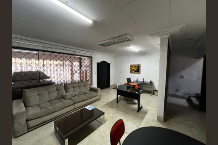 Casa para alugar com 216m², 4 quartos e 2 vagas Casa para alugar com 216m², 4 quartos e 2 vagasSala