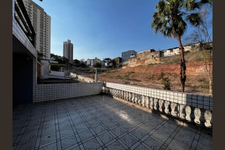 Casa para alugar com 216m², 4 quartos e 2 vagas Casa para alugar com 216m², 4 quartos e 2 vagasVaranda