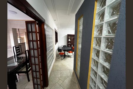 Casa para alugar com 216m², 4 quartos e 2 vagas Casa para alugar com 216m², 4 quartos e 2 vagasCorredor