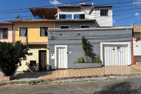 Casa à venda com 196m², 5 quartos e 5 vagas Casa à venda com 196m², 5 quartos e 5 vagasFachada