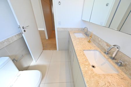 Apartamento para alugar com 175m², 3 quartos e 3 vagas Apartamento para alugar com 175m², 3 quartos e 3 vagasBanheiro da Suite 1