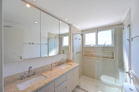 Apartamento para alugar com 175m², 3 quartos e 3 vagas Apartamento para alugar com 175m², 3 quartos e 3 vagasBanheiro da Suite 1