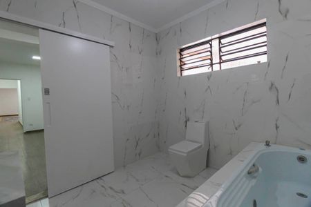Casa à venda com 200m², 3 quartos e 4 vagasBanheiro da Suíte