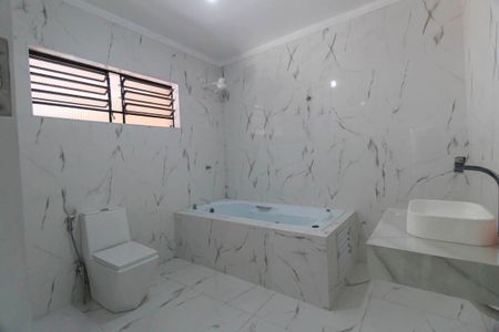 Casa à venda com 200m², 3 quartos e 4 vagasBanheiro da Suíte