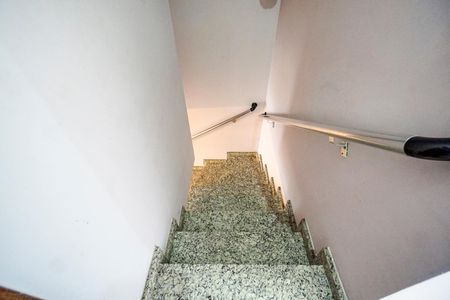 Casa à venda com 200m², 3 quartos e 2 vagasEscada