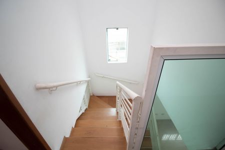 Casa à venda com 196m², 3 quartos e 4 vagas Casa à venda com 196m², 3 quartos e 4 vagasEscada