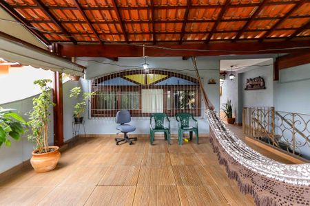 Casa à venda com 210m², 3 quartos e 3 vagasVaranda - Sala