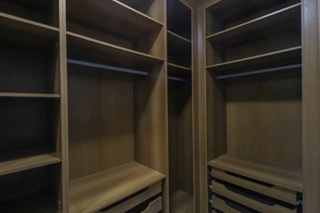 Casa à venda com 270m², 4 quartos e 6 vagas Casa à venda com 270m², 4 quartos e 6 vagasCloset da Suíte