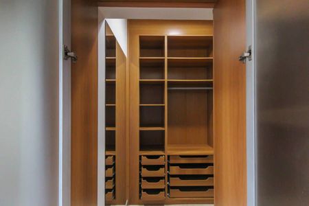 Casa à venda com 270m², 4 quartos e 6 vagas Casa à venda com 270m², 4 quartos e 6 vagasCloset da Suíte