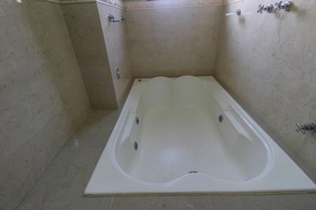 Casa à venda com 270m², 4 quartos e 6 vagas Casa à venda com 270m², 4 quartos e 6 vagasBanheiro da Suíte