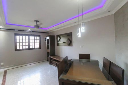 Casa à venda com 270m², 4 quartos e 6 vagas Casa à venda com 270m², 4 quartos e 6 vagasSala
