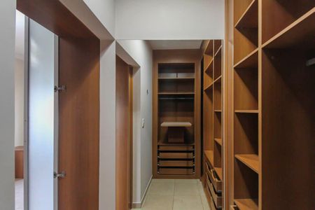 Casa à venda com 270m², 4 quartos e 6 vagas Casa à venda com 270m², 4 quartos e 6 vagasCloset da Suíte