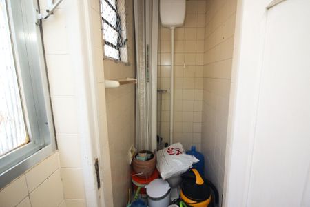 Banheiro de serviço de apartamento à venda com 2 quartos, 64m² em Azenha, Porto Alegre