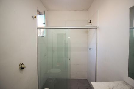 Banheiro social de apartamento à venda com 2 quartos, 64m² em Azenha, Porto Alegre