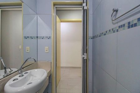 Casa à venda com 320m², 3 quartos e 4 vagasBanheiro da Suíte 2