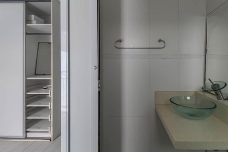 Casa à venda com 320m², 3 quartos e 4 vagasBanheiro da Suíte 1