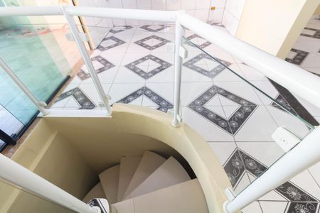 Casa para alugar com 130m², 2 quartos e 1 vaga Casa para alugar com 130m², 2 quartos e 1 vagaEscada