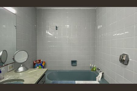 Casa à venda com 300m², 6 quartos e 3 vagasBanheiro da Suíte 2