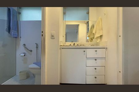 Casa à venda com 300m², 6 quartos e 3 vagasBanheiro da Suíte 1