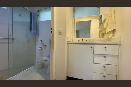 Casa à venda com 300m², 6 quartos e 3 vagasBanheiro da Suíte 1