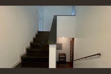 Casa à venda com 300m², 6 quartos e 3 vagasEscada