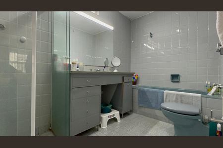 Casa à venda com 300m², 6 quartos e 3 vagasBanheiro da Suíte 2