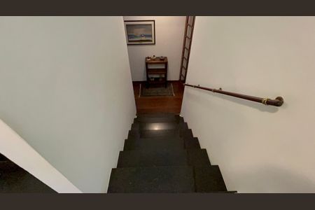 Casa à venda com 300m², 6 quartos e 3 vagasEscada