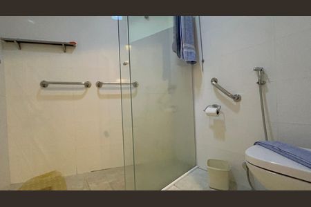 Casa à venda com 300m², 6 quartos e 3 vagasBanheiro da Suíte 1