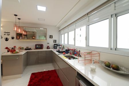 Apartamento para alugar com 180m², 3 quartos e 3 vagas Apartamento para alugar com 180m², 3 quartos e 3 vagasCozinha e Área de Serviço