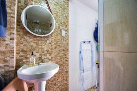 Casa de condomínio à venda com 132m², 3 quartos e 4 vagasBanheiro de Serviço