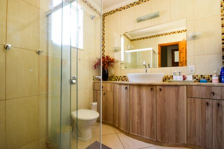 Casa de condomínio à venda com 132m², 3 quartos e 4 vagasBanheiro Social