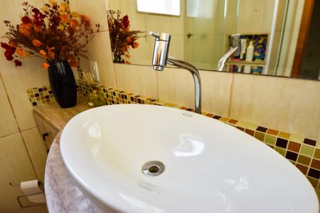 Casa de condomínio à venda com 132m², 3 quartos e 4 vagasBanheiro Social