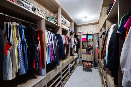 Casa de condomínio à venda com 132m², 3 quartos e 4 vagasCloset da suíte