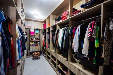Casa de condomínio à venda com 132m², 3 quartos e 4 vagasCloset da suíte