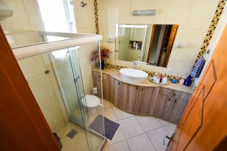 Casa de condomínio à venda com 132m², 3 quartos e 4 vagasBanheiro Social