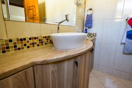 Casa de condomínio à venda com 132m², 3 quartos e 4 vagasBanheiro Social