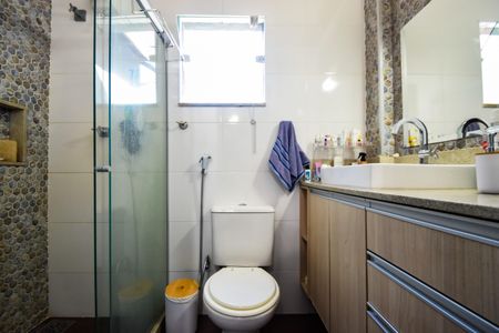 Casa de condomínio à venda com 132m², 3 quartos e 4 vagasBanheiro da Suíte