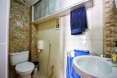 Casa de condomínio à venda com 132m², 3 quartos e 4 vagasBanheiro de Serviço