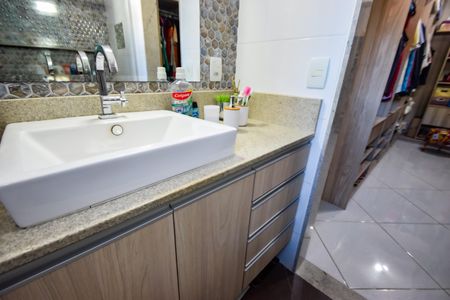 Casa de condomínio à venda com 132m², 3 quartos e 4 vagasBanheiro da Suíte