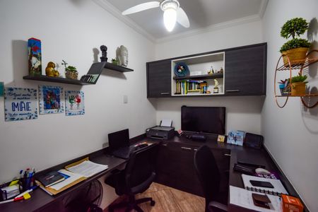 Casa de condomínio à venda com 132m², 3 quartos e 4 vagasEscritório