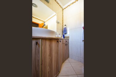 Casa de condomínio à venda com 132m², 3 quartos e 4 vagasBanheiro Social