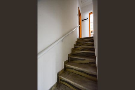 Casa de condomínio à venda com 132m², 3 quartos e 4 vagasEscada de Acesso ao 2º Andar