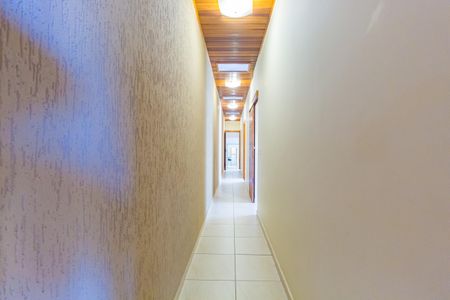 Casa para alugar com 420m², 8 quartos e 4 vagas Casa para alugar com 420m², 8 quartos e 4 vagasCorredor