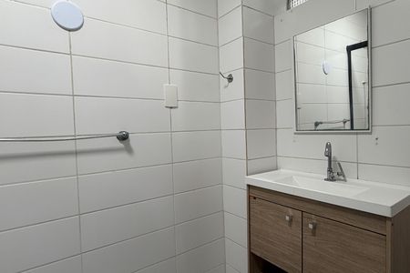 Banheiro de apartamento para alugar com 1 quarto, 52m² em José Menino, Santos