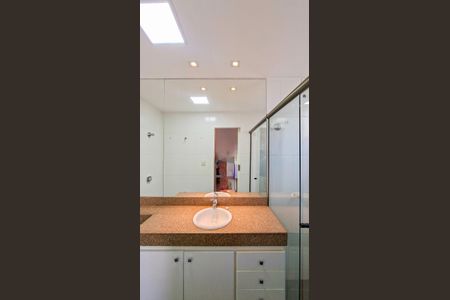 Apartamento à venda com 180m², 4 quartos e 3 vagas Apartamento à venda com 180m², 4 quartos e 3 vagasBanheiro da Suíte 2