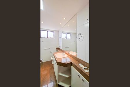 Apartamento à venda com 180m², 4 quartos e 3 vagas Apartamento à venda com 180m², 4 quartos e 3 vagasBanheiro da Suíte 1